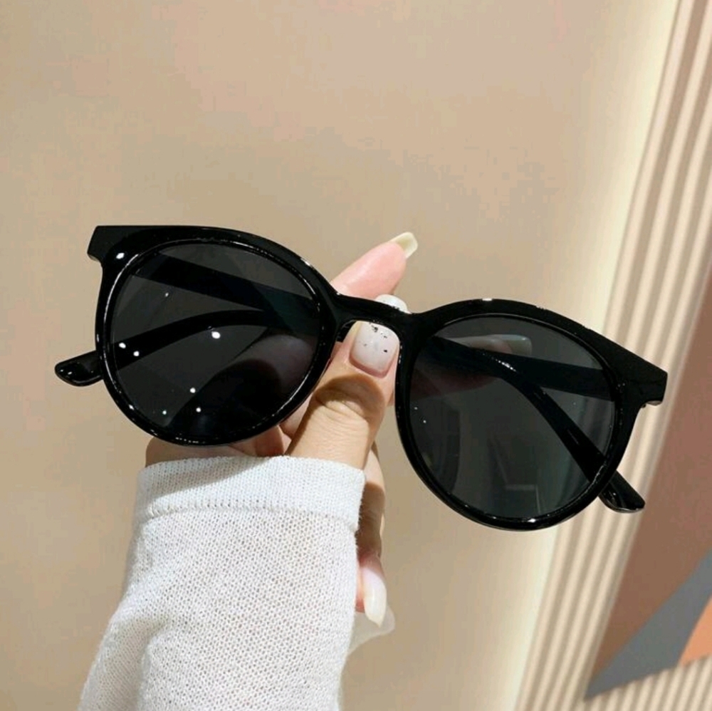 NWT, Round Frame Stylish Black Sunglasses